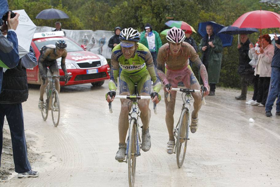 Ivan Basso e Vincenzo Nibali. Lo Squalo  in maglia rosa, ma sar costretto a cederla dopo essere rimasto attardato in seguito a una caduta. Bettini